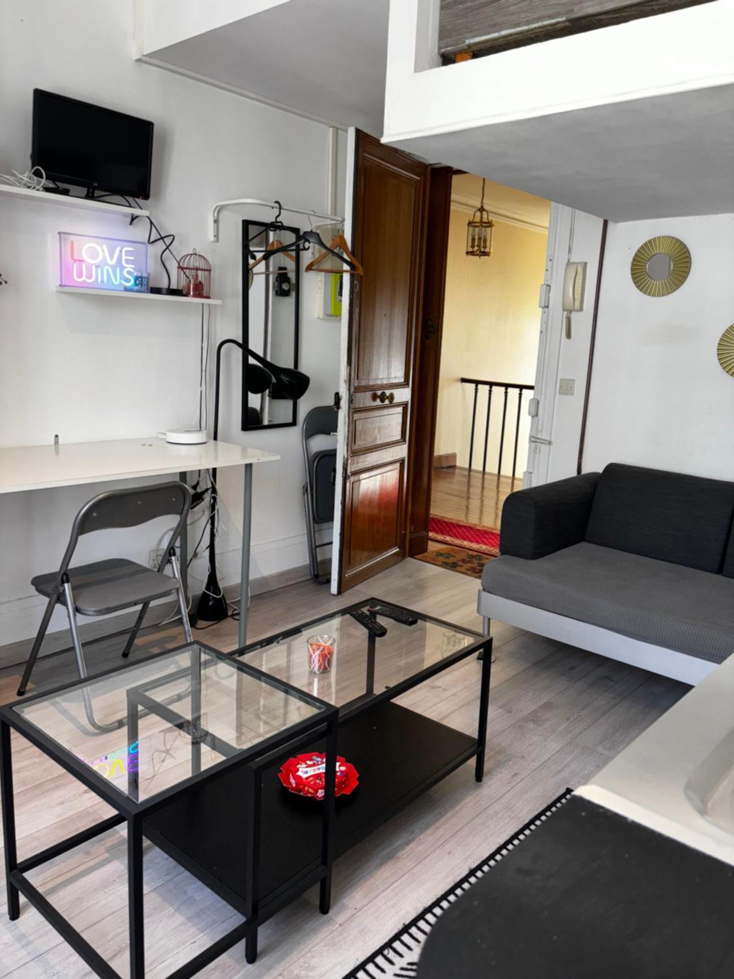 Love Wins Montmartre Париж Екстер'єр фото